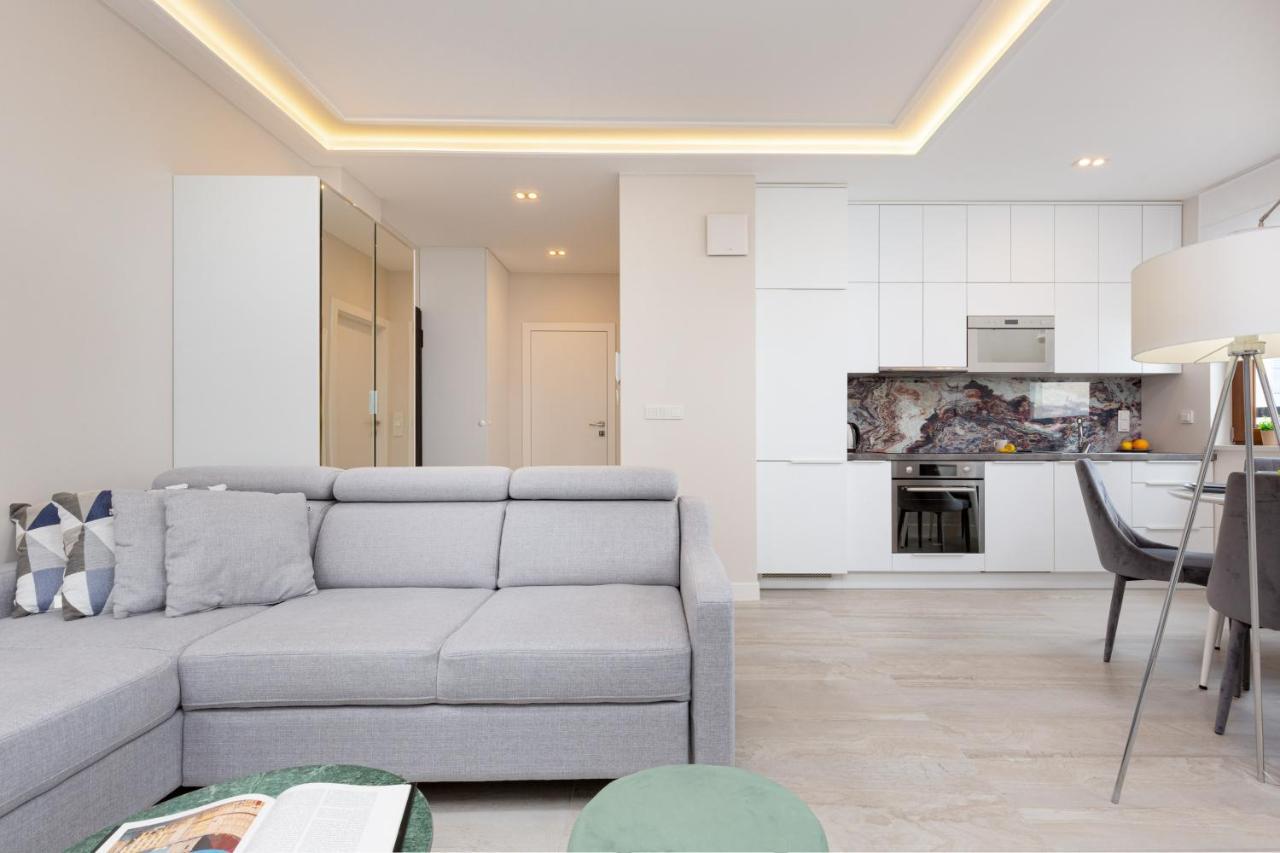 City Center Apartments Grzybowska With Parking By Noclegi Renters 바르샤바 외부 사진