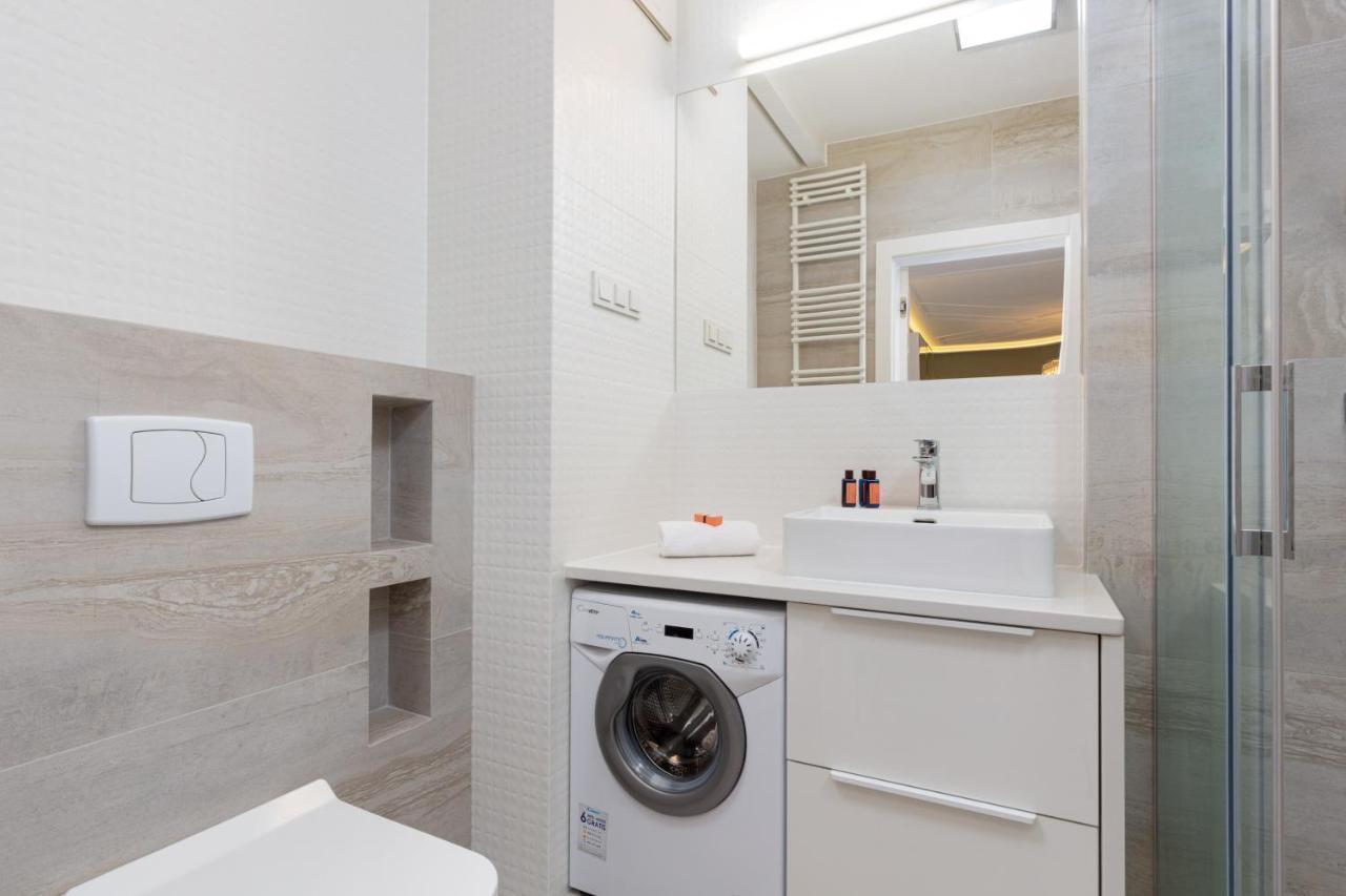 City Center Apartments Grzybowska With Parking By Noclegi Renters 바르샤바 외부 사진