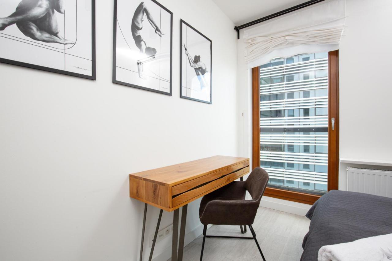 City Center Apartments Grzybowska With Parking By Noclegi Renters 바르샤바 외부 사진
