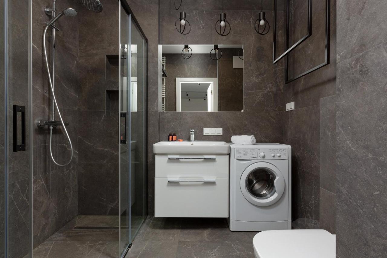 City Center Apartments Grzybowska With Parking By Noclegi Renters 바르샤바 외부 사진